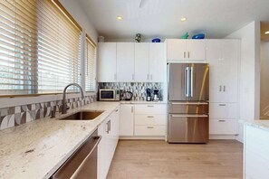 Geladeira, micro-ondas, fogão, cooktop