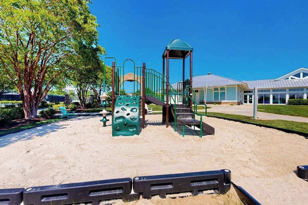 Ein Spielplatz mit Klettergerüsten und einem überdachten Sitzbereich.