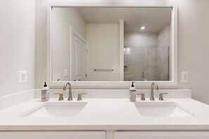 Shower, hair dryer - The Peninsula townhome w/ indoor/outdoor pools, on-site golf & tennis/pickleball (Millsboro)