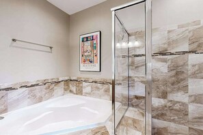 Shower, hair dryer, towels - Sawgrass at White Oak Creek - townhome with AC, pools & gyms (Rehoboth Beach)