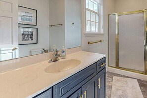 Shower, hair dryer, towels - Rehoboth Beach pet friendly house w/ private hot tub, deck & fire place (Rehoboth Beach)