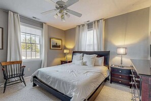 Tabla de planchar con plancha, wifi y ropa de cama 