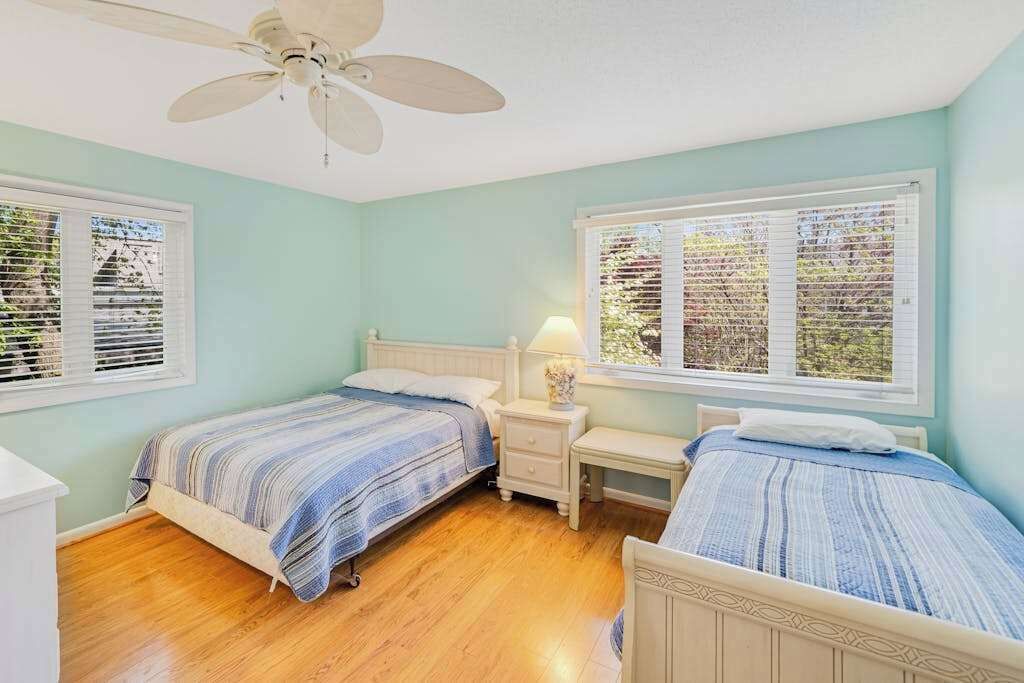 Desk, iron/ironing board, WiFi, bed sheets