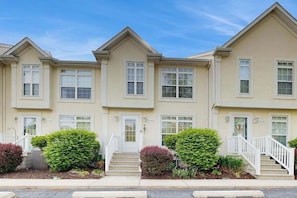 Exterior - Taramino Spacious Townhouse w/shared pool, W/D & free WIFI (Lewes)