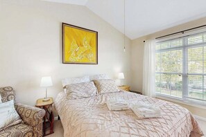 Iron/ironing board, travel cot, WiFi, bed sheets - Taramino Spacious Townhouse w/shared pool, W/D & free WIFI (Lewes)