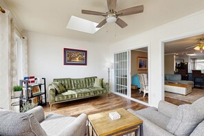 TV, fireplace, offices - Taramino Spacious Townhouse w/shared pool, W/D & free WIFI (Lewes)
