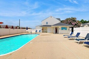Pool - Taramino Spacious Townhouse w/shared pool, W/D & free WIFI (Lewes)