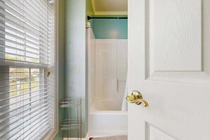 Shower, hair dryer, towels - Taramino Spacious Townhouse w/shared pool, W/D & free WIFI (Lewes)