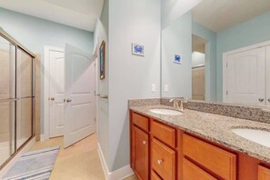 Shower, hair dryer, towels - Lovely, dog-friendly townhouse near the beach with a pool & washer/dryer (Rehoboth Beach)
