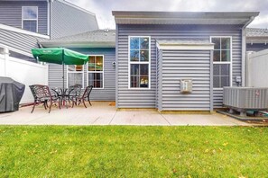 Outdoor dining - Lovely, dog-friendly townhouse near the beach with a pool & washer/dryer (Rehoboth Beach)