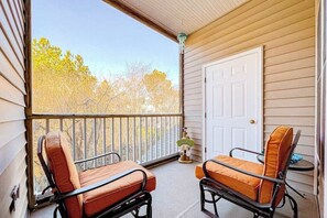 Property grounds - Creekwood condo with on-site pool & balcony - near shopping/dining (Rehoboth Beach)