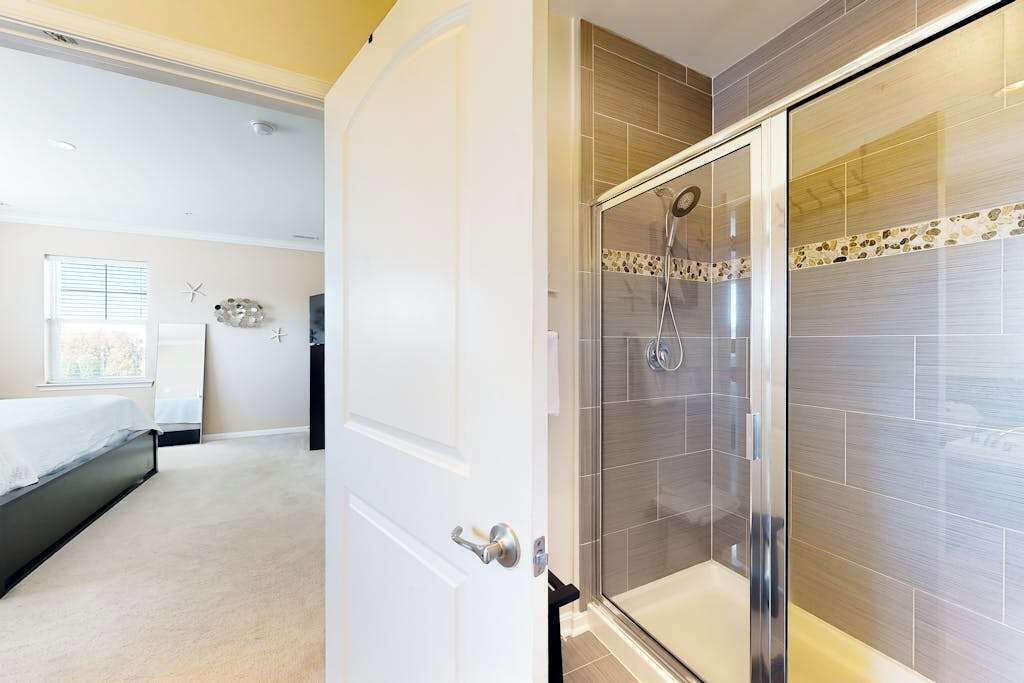 Une salle de bain moderne avec une douche à parois de verre, une baignoire et des toilettes.