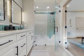 Shower, hair dryer, towels - Grande at Canal Pointe home with pools, sports courts, & gym (Rehoboth Beach)