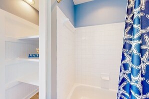 Shower, hair dryer, towels - Dog-friendly Villages of Five Points townhouse with pool, tennis, gym, grill (Lewes)