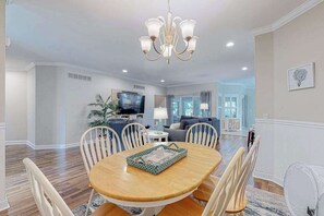 Dining - Light & bright home by great restaurants - 1.5 miles to downtown Rehoboth Beach (Rehoboth Beach)