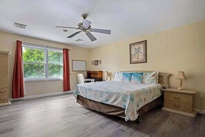 7 slaapkamers, een bureau, een strijkplank/strijkijzer, wifi