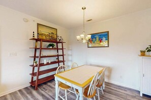 Dining - The Villages of Five Points apartment w/community pools, tennis courts, shops (Lewes)