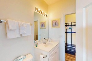 Douche, séchoir à cheveux, serviettes fournies