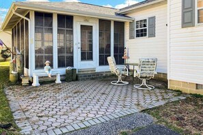 Outdoor dining - Rehoboth Beach home near beach & boardwalk with grill, streaming, & W/D (Rehoboth Beach)