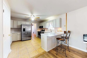 Fridge, microwave, oven, stovetop - Rehoboth Beach home near beach & boardwalk with grill, streaming, & W/D (Rehoboth Beach)