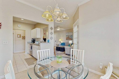 Well-stocked Creekwood townhome with pool, balcony, board games, W/D, & AC