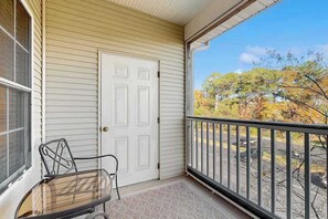 Property grounds - Well-stocked Creekwood townhome with pool, balcony, board games, W/D, & AC (Rehoboth Beach)