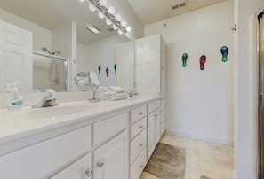 Shower, hair dryer, towels - Well-stocked Creekwood townhome with pool, balcony, board games, W/D, & AC (Rehoboth Beach)