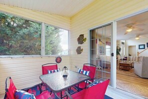 Dining - The Palms condo near the beach with on-site pool & enclosed patio (Rehoboth Beach)