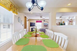Dining - The Palms condo near the beach with on-site pool & enclosed patio (Rehoboth Beach)