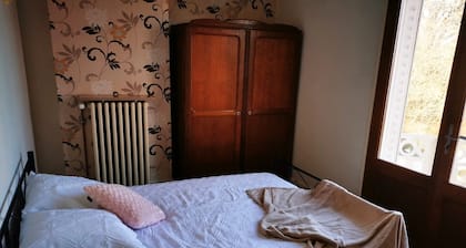 Gästezimmer „Chez Sandrine - De Famille“ mit Gemeinschaftspool, Terrassen & WLAN