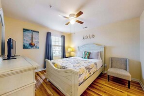 Desk, iron/ironing board, WiFi, bed sheets