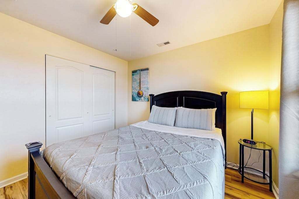 Desk, iron/ironing board, WiFi, bed sheets