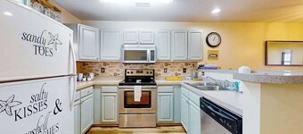 The Palms water-view condo near beach with outdoor pool, streaming, balcony, AC