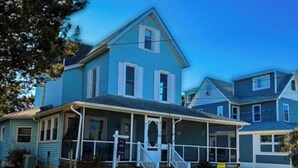 A two-story house with a porch, a covered front entrance, and a small front yard. - Town of Rehoboth Beach dog-friendly house close to beach & restaurants (Rehoboth Beach)