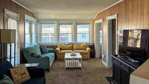 A living room with a sofa, a coffee table, and a television. - Town of Rehoboth Beach dog-friendly house close to beach & restaurants (Rehoboth Beach)