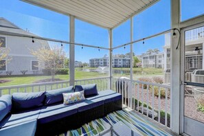 Terrace/patio - The Tides condo with enclosed porch, balcony, fireplace, bikes, pool & hot tub (Rehoboth Beach)
