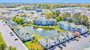 Un hôtel à plusieurs étages doté d’une cour intérieure, d’un parking et offrant une vue sur les environs.