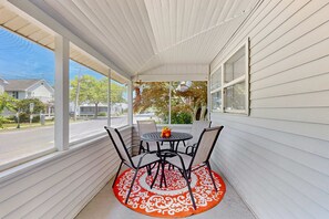 Outdoor dining - Dog-friendly Rehoboth Beach gem steps from beach & boardwalk with fast WiFi (Rehoboth Beach)