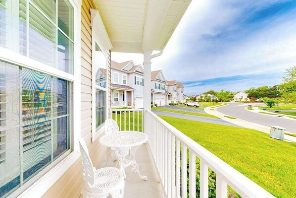 Outdoor dining - Dog-friendly townhome with pool, central AC, & W/D - only 1.5 miles the beach (Rehoboth Beach)