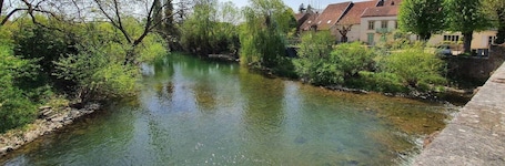 Property grounds. L'écrin de l'abreuvoir: Charming Ground-Floor Retreat in Marnay Near Besançon