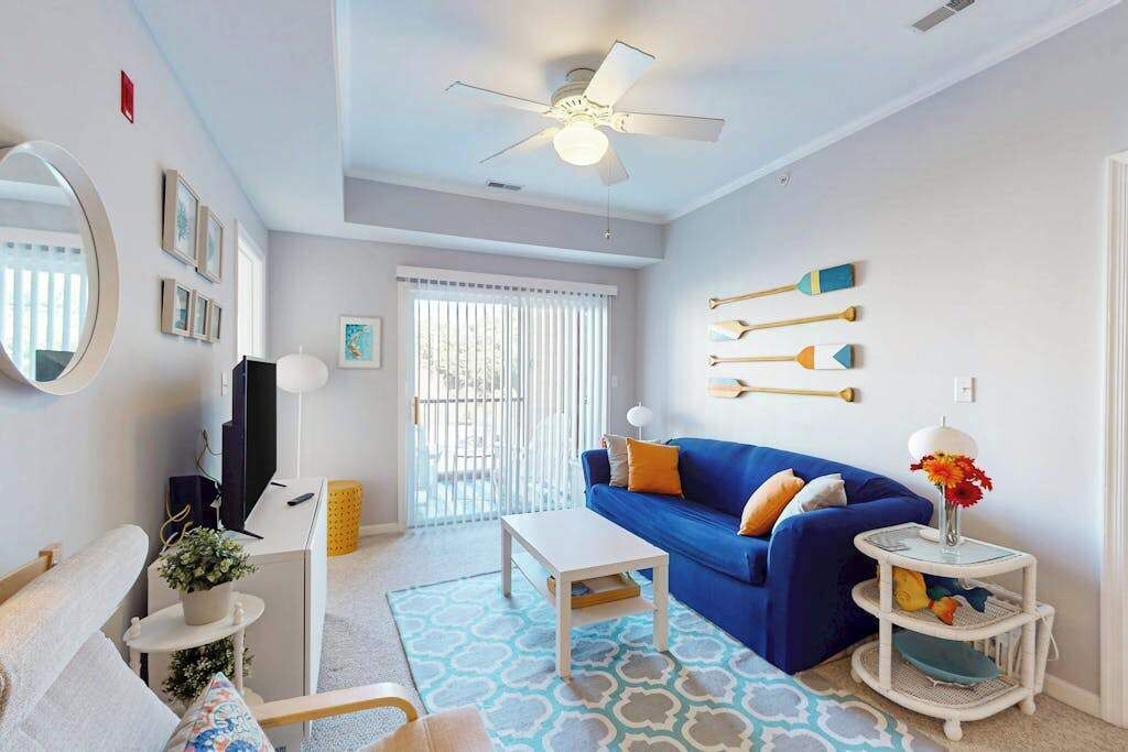 Télévision, lecteur de DVD, espaces bureaux
