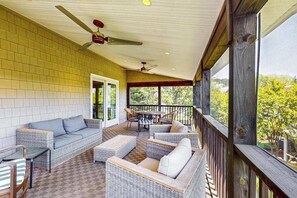 Outdoor dining - Town of Rehoboth Beach pet friendly house w/deck close to beach (Rehoboth Beach)