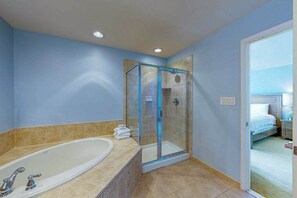 Shower, towels - Gorgeous dog-friendly townhome with grill, deck, 2 pools, gym & tennis (Rehoboth Beach)