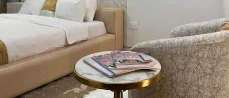 Appartement, balcon, vue cour intérieure | Coffres-forts dans les chambres, rideaux occultants, Wi-Fi gratuit