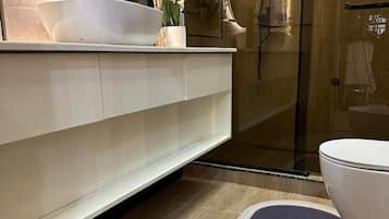 Apartamento, balcón, vistas al patio | Baño