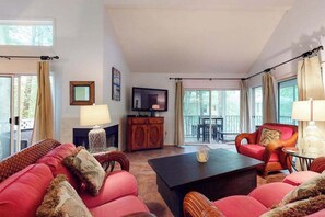 TV, fireplace, offices - Sea Colony Tennis 2nd-floor condo with basketball court & tennis court (Bethany Beach)