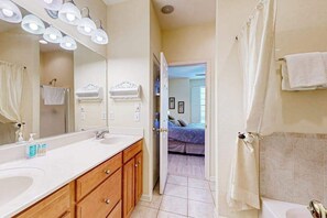 Shower, towels - Bear Trap Dunes golf-view condo with screened porch, pool, tennis & sauna access (Ocean View)