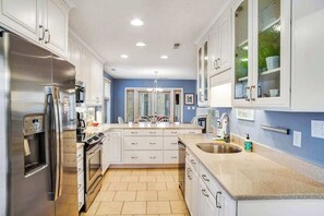 Fridge, microwave, oven, stovetop - Sea Colony Tennis townhouse with board games, & tennis court (Bethany Beach)