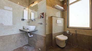 Quarto casal luxo | Banheiro | Chuveiro, chinelos, toalhas de banho, sabonete