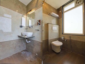 Deluxe Double Room | Bathroom | Shower, slippers, towels, soap